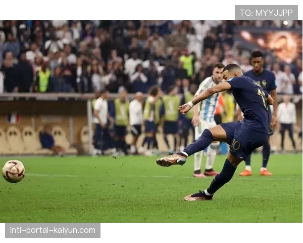 专家分析：点球判罚源自中锋回撤接应纵深传球后转身被侵犯